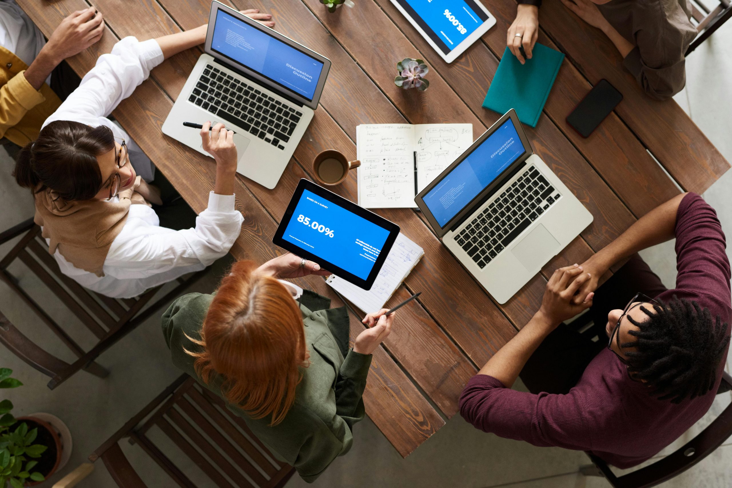Équipe en réunion pour la stratégie digitale d’entreprise